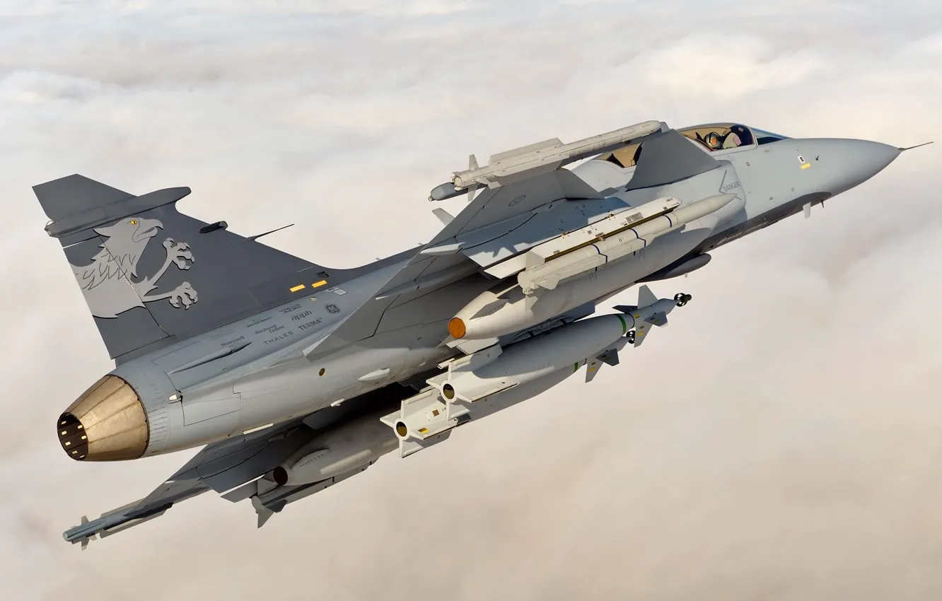Фото обои небо, облака, самолет, высота, истребитель, Saab, Gripen, JAS