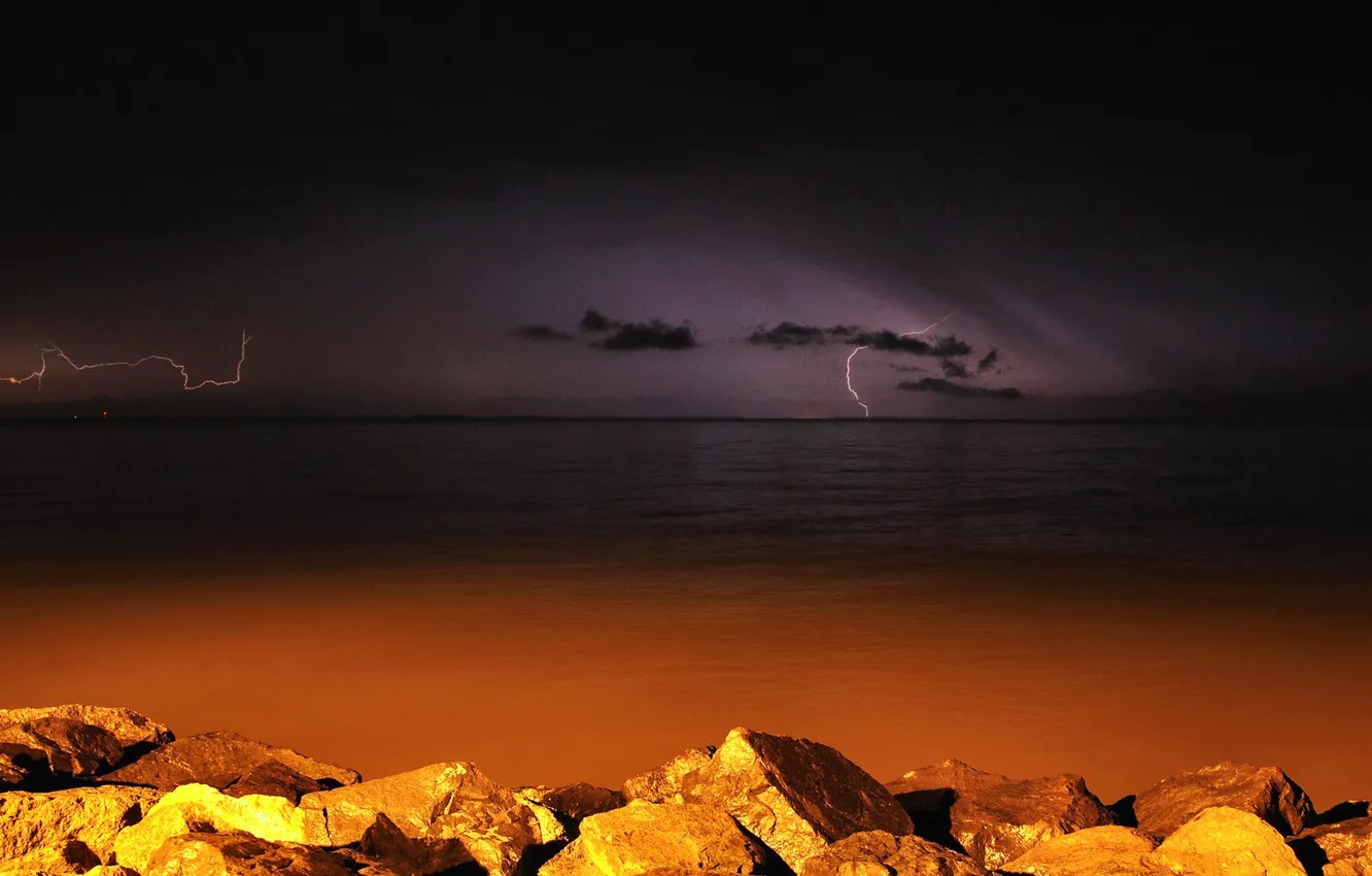 Фото обои море, гроза, ночь, камни, молния