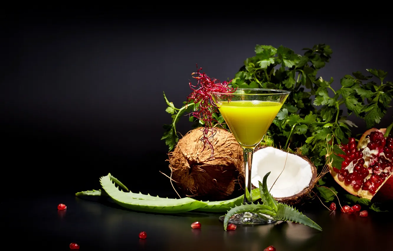 Фото обои зелень, бокал, кокос, клубника, сок, черный фон, гранат, алоэ