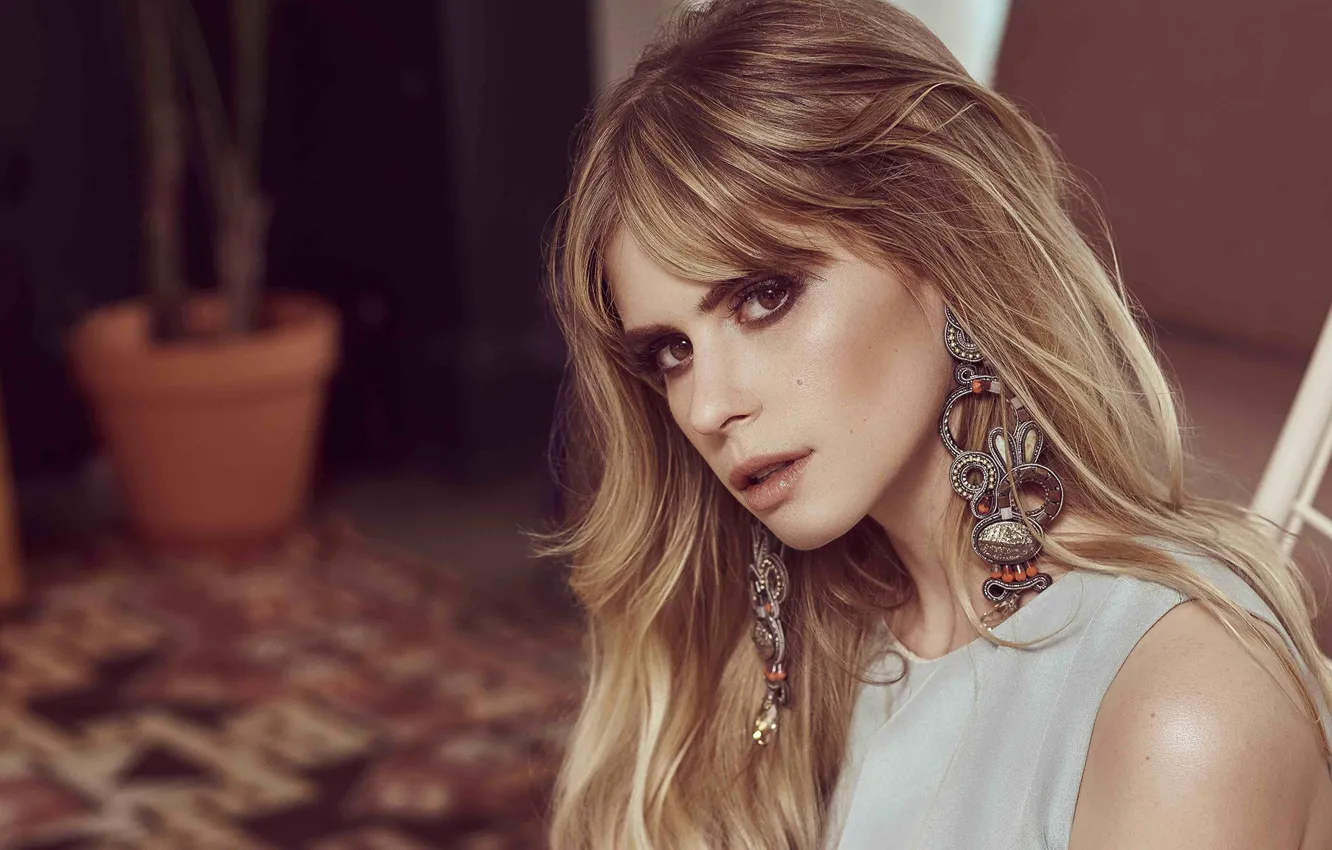 Фото обои взгляд, девушка, серьги, макияж, Carlson Young
