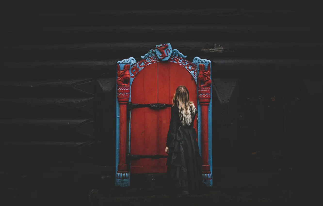 Фото обои девушка, дверь, блондинка, красная