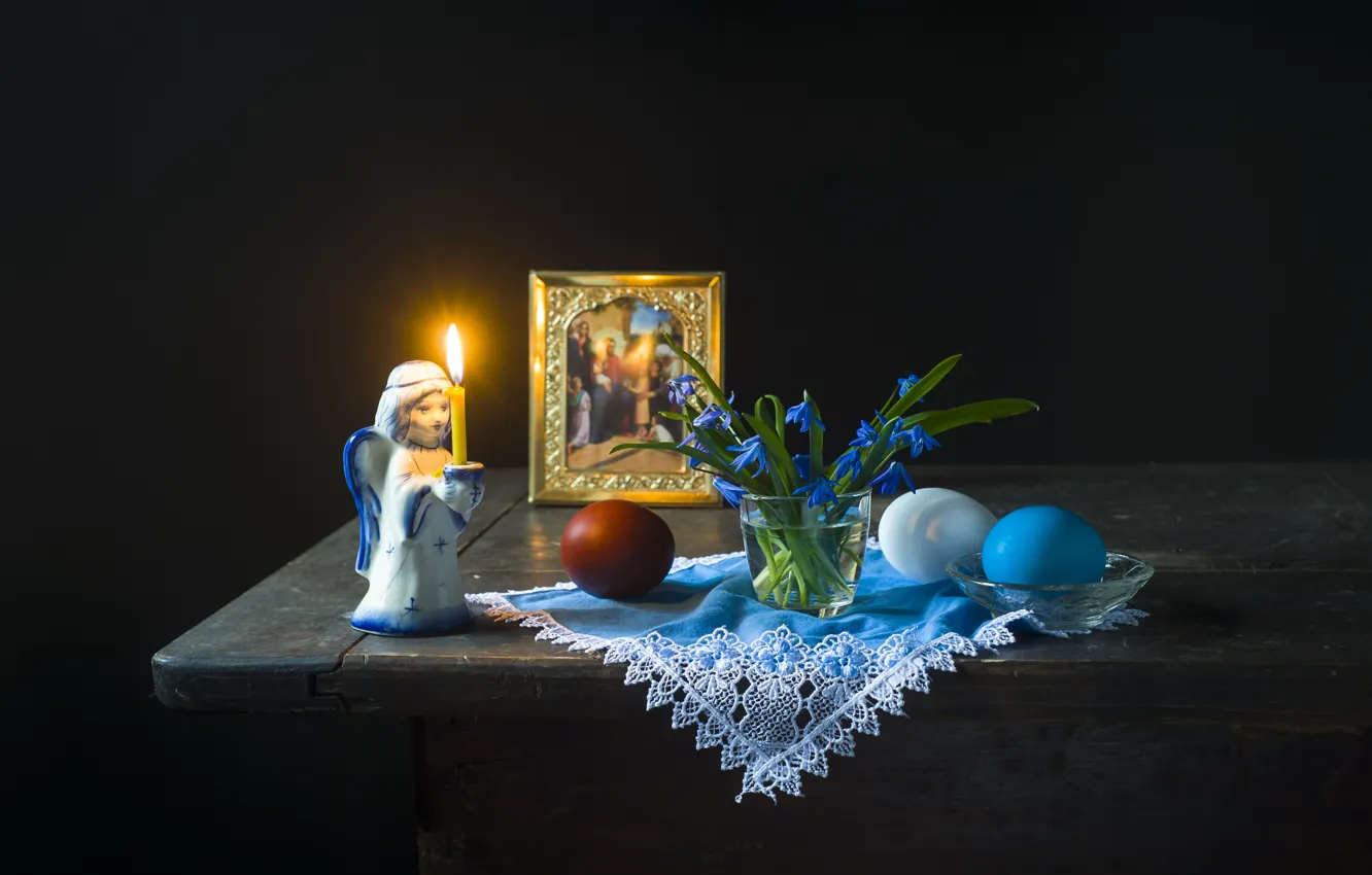 Фото обои стакан, стол, праздник, свеча, яйца, ангел, Пасха, первоцветы
