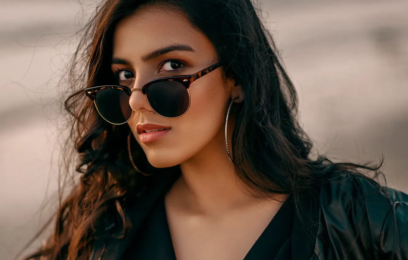 Фото обои girl, eyes, smile, beautiful, model, lips, face, hair