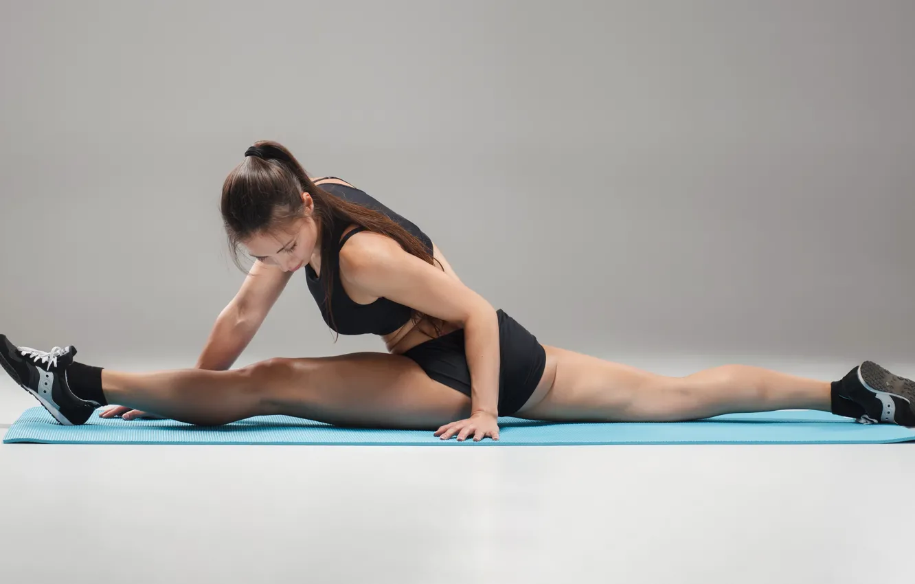 Фото обои девушка, girl, фитнес, серый фон, шпагат, exercise, fitness, упражнение