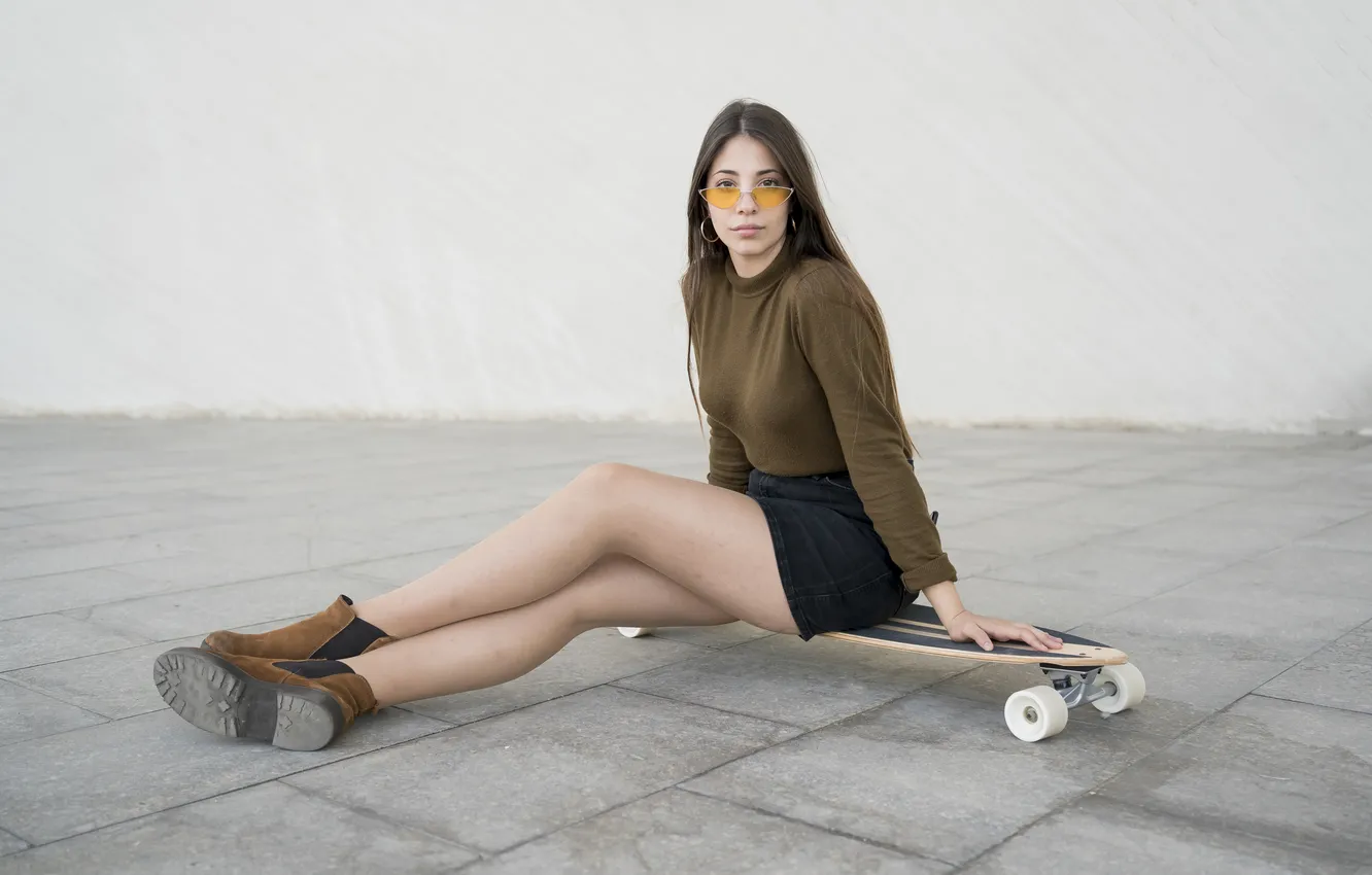 Фото обои girl, legs, beautiful, model, cute, sunglasses, miniskirt