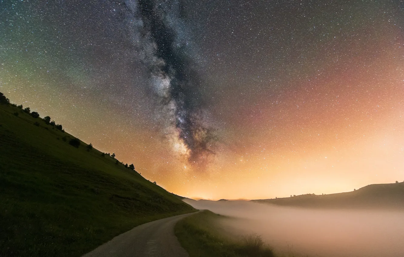 Фото обои дорога, небо, звезды, ночь, туман, утро, млечный путь