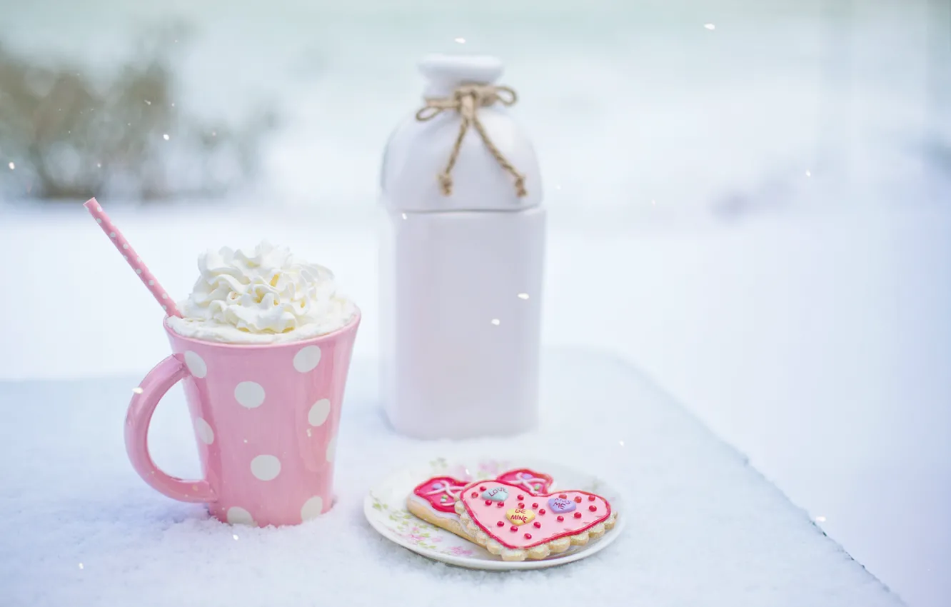 Фото обои зима, снег, розовый, сливки, напиток, heart, pink, winter, snow, cup, drink, cookies, печенья, outdoor