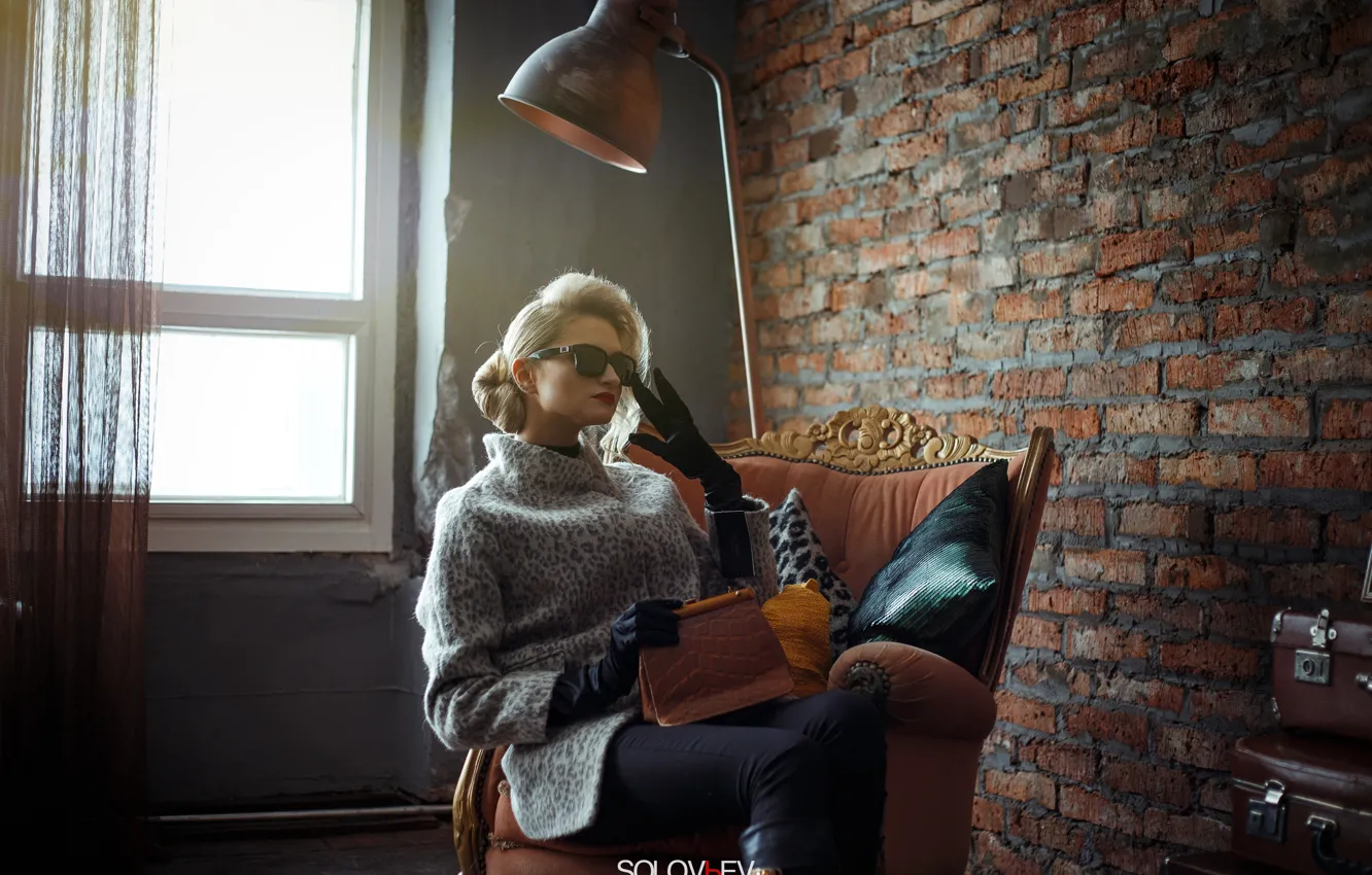 Фото обои стиль, стена, модель, лампа, кресло, очки, перчатки, свитер