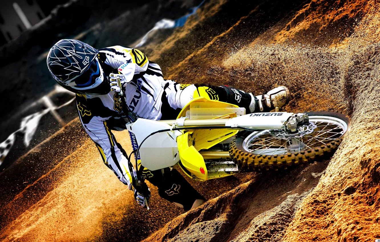 Фото обои песок, обои, спорт, грязь, колеса, костюм, мотоцикл, шлем