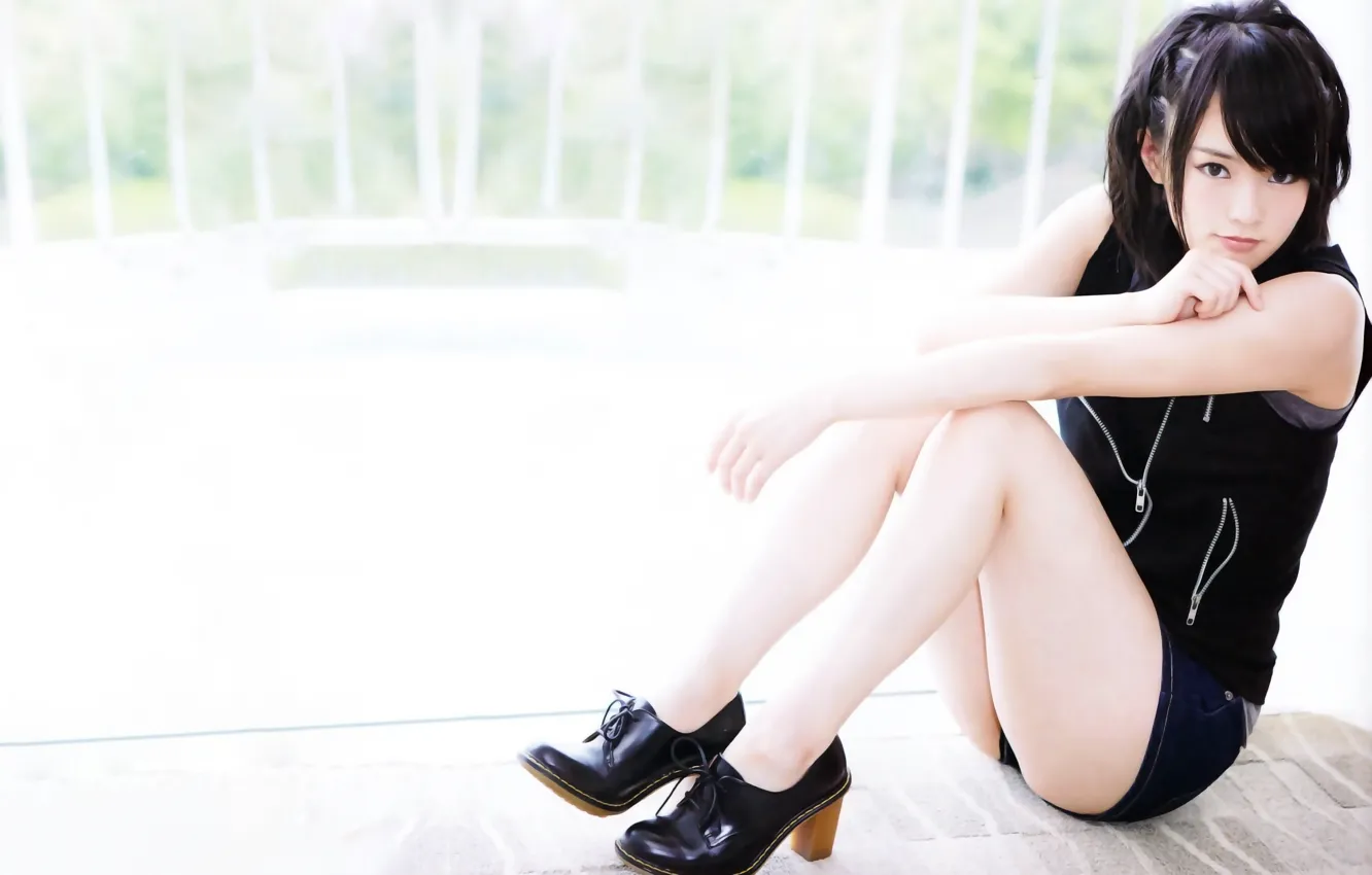 Фото обои girl, sexy, shorts, smile, beautiful, short hair, pretty, lips