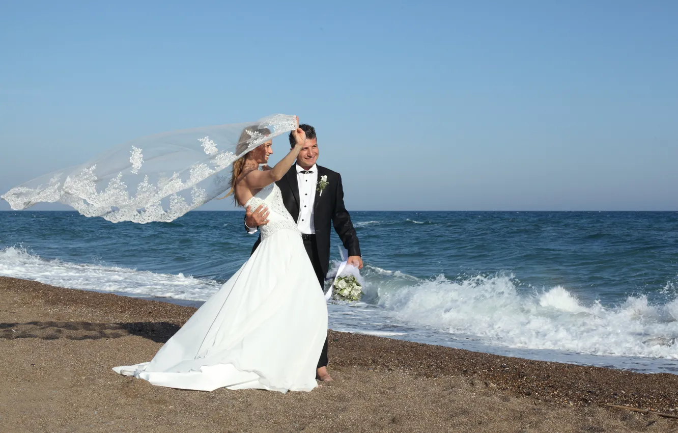 Фото обои море, волны, лето, радость, букет, платье, прогулка, невеста