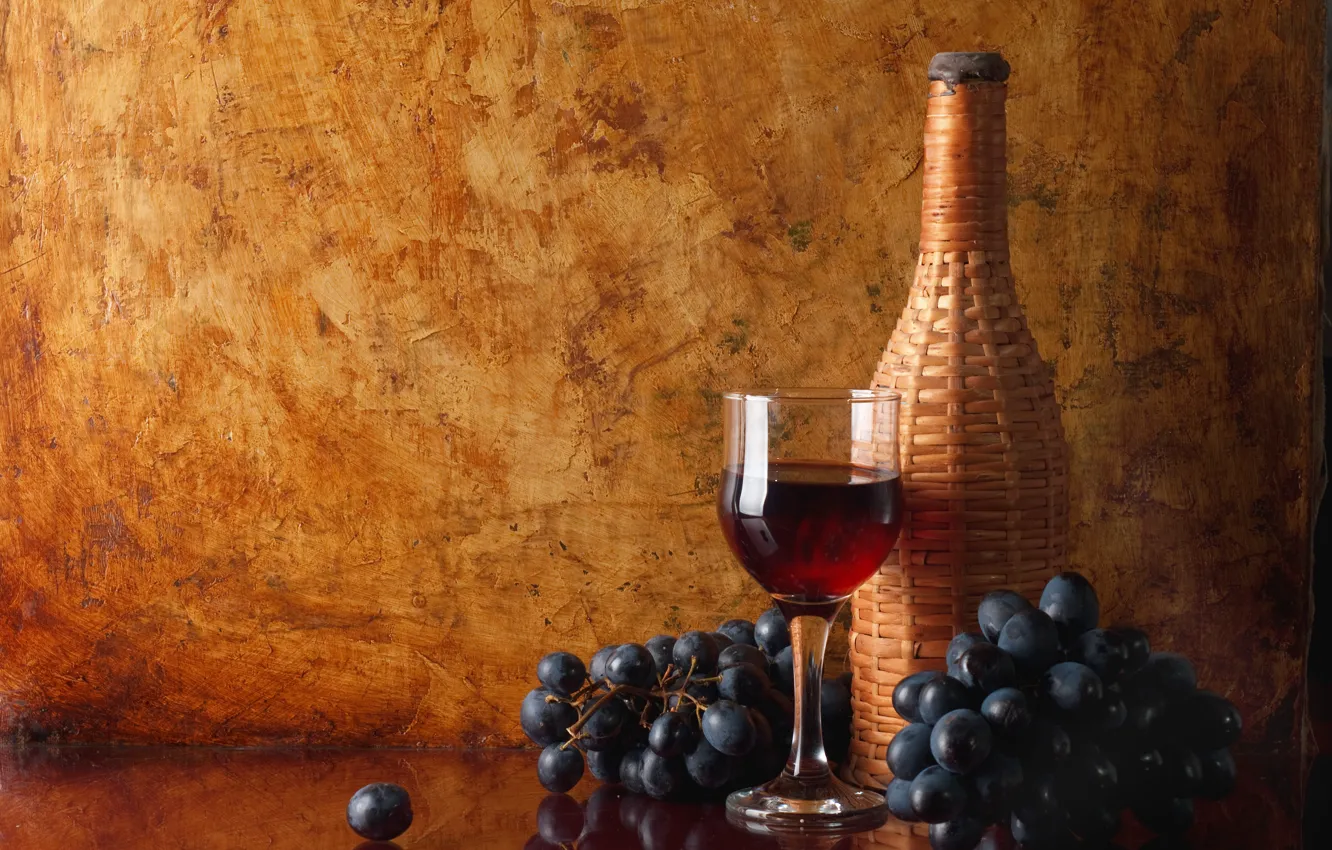 Фото обои отражение, стол, вино, красное, бокал, бутылка, виноград, грозди