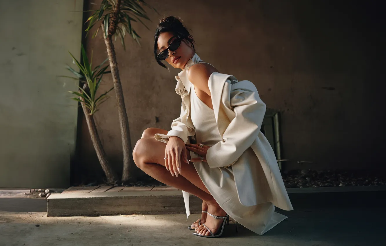 Фото обои девушка, поза, фото, очки, ножки, красивая, пиджак, Shay Mitchell