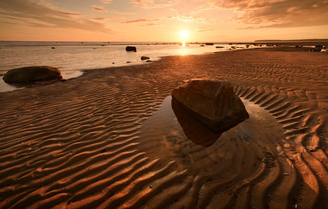 Фото обои песок, пляж, небо, солнце, закат, река, камни, берег