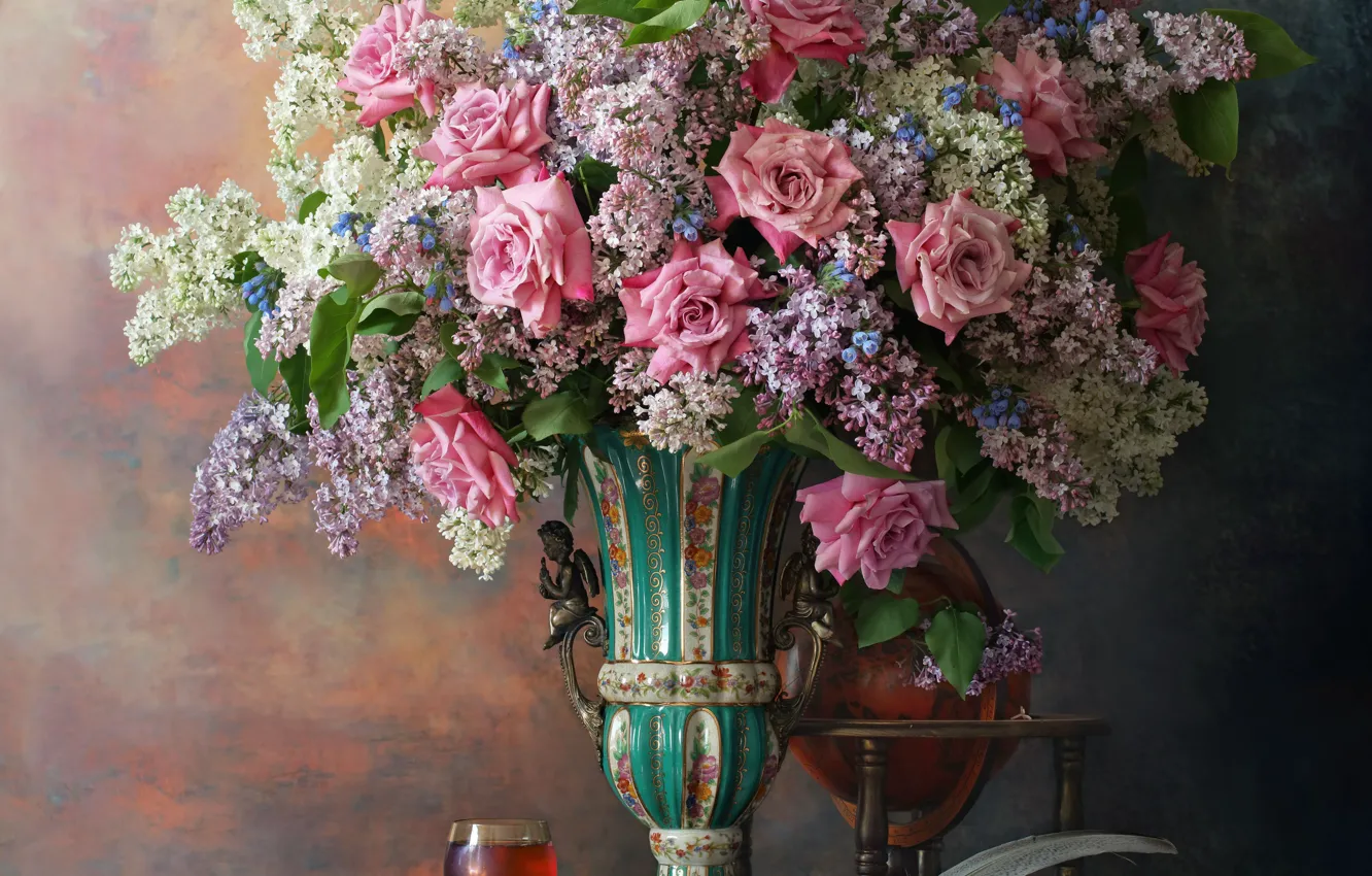 Фото обои цветы, стиль, перо, вино, бокал, розы, букет, ваза