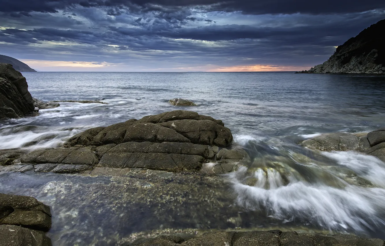 Фото обои море, тучи, камни, берег, залив