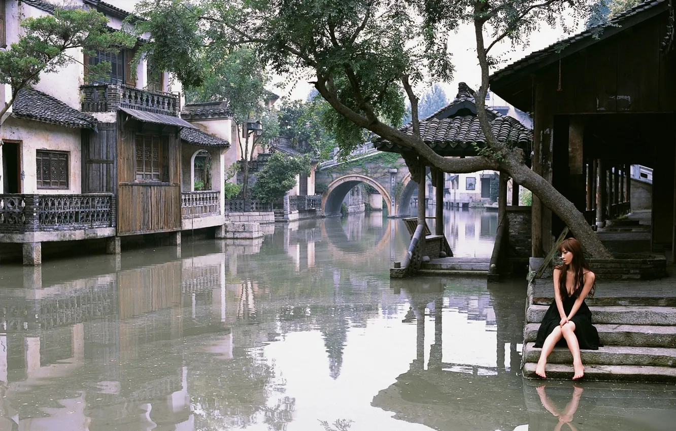 Фото обои девушка, дома, наводнение, Азия, ступеньки, черное платье
