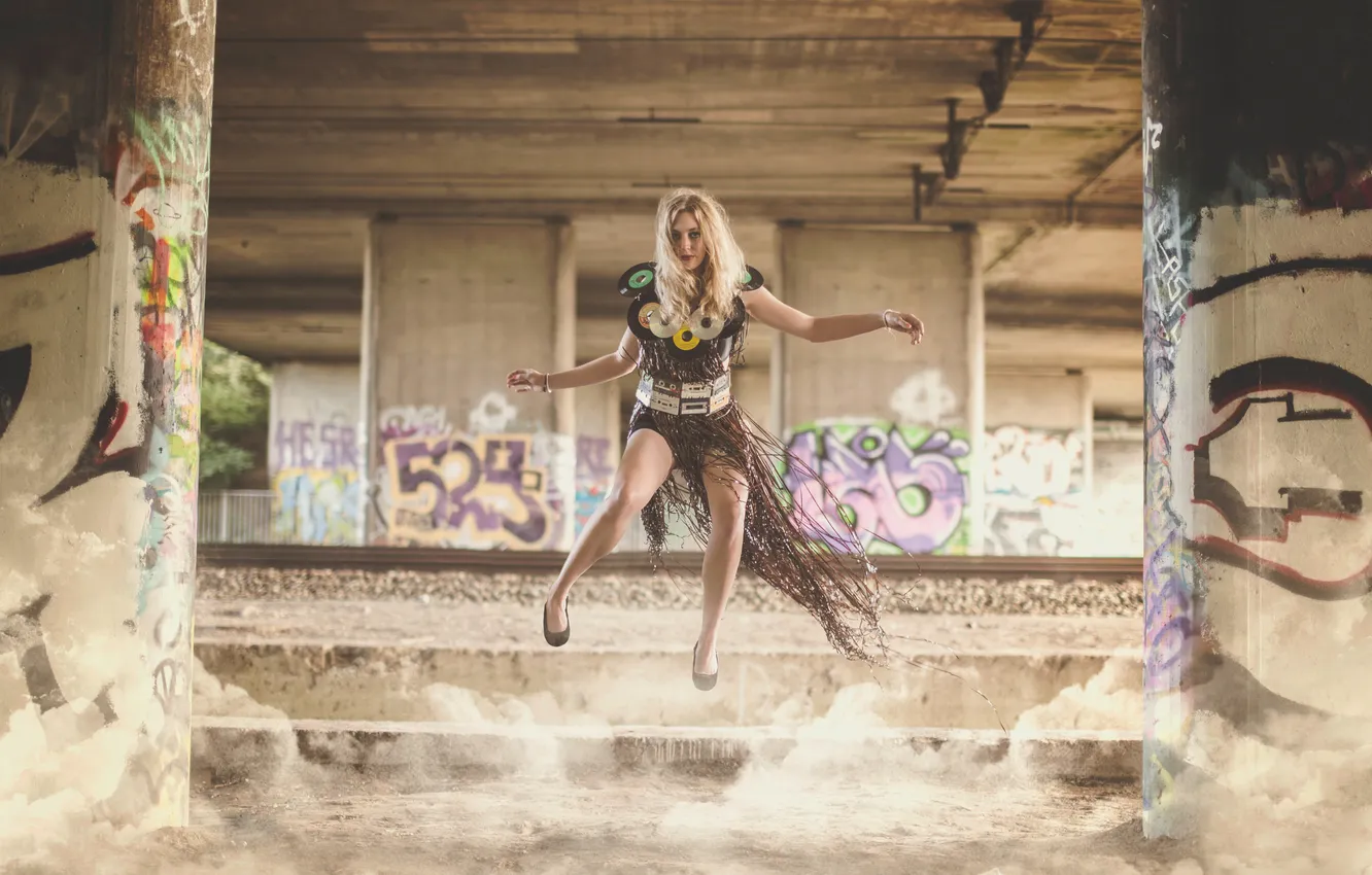 Фото обои девушка, прыжок, столбы, блондинка, ступеньки, диски