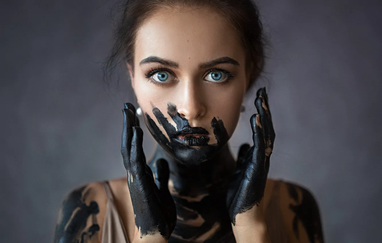 Фото обои взгляд, девушка, следы, лицо, фон, краска, портрет, руки
