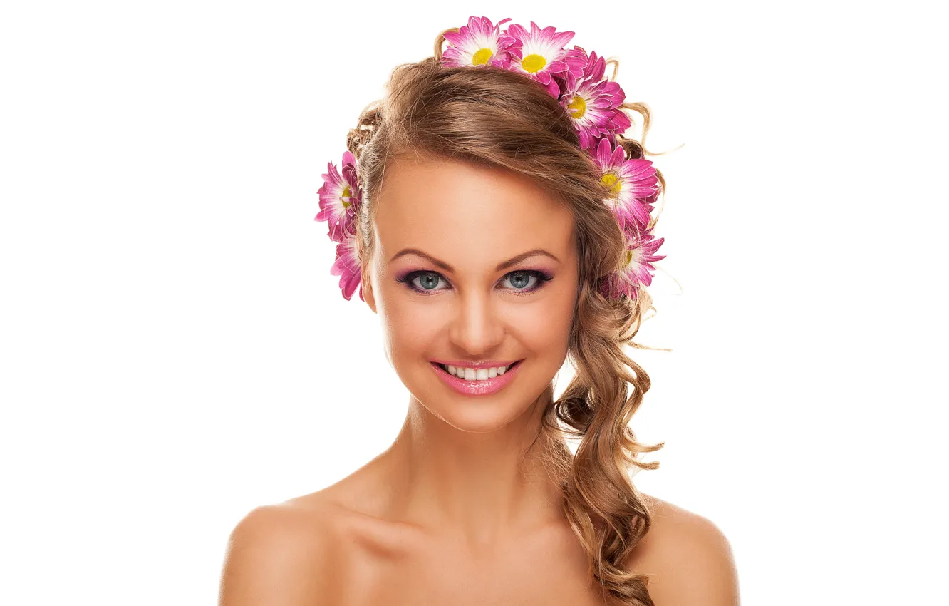 Фото обои девушка, цветы, лицо, улыбка, портрет, макияж, прическа, белый фон