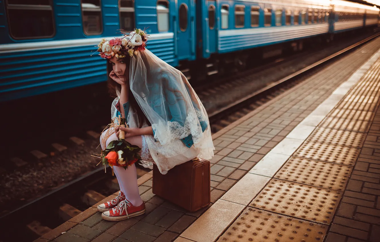 Фото обои вокзал, поезд, букет, перрон, чемодан, невеста