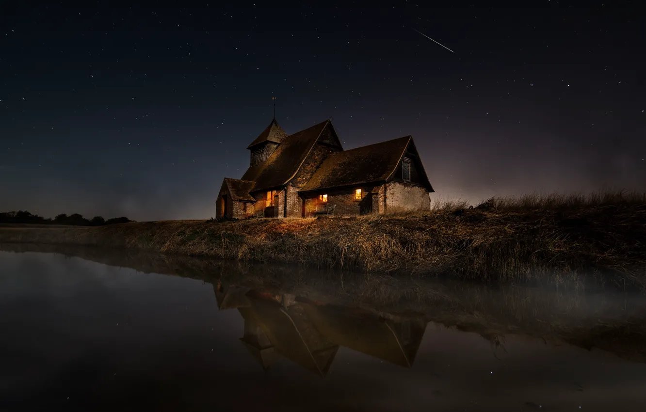 Фото обои звезды, ночь, огни, туман, дом, отражение, берег, водоем