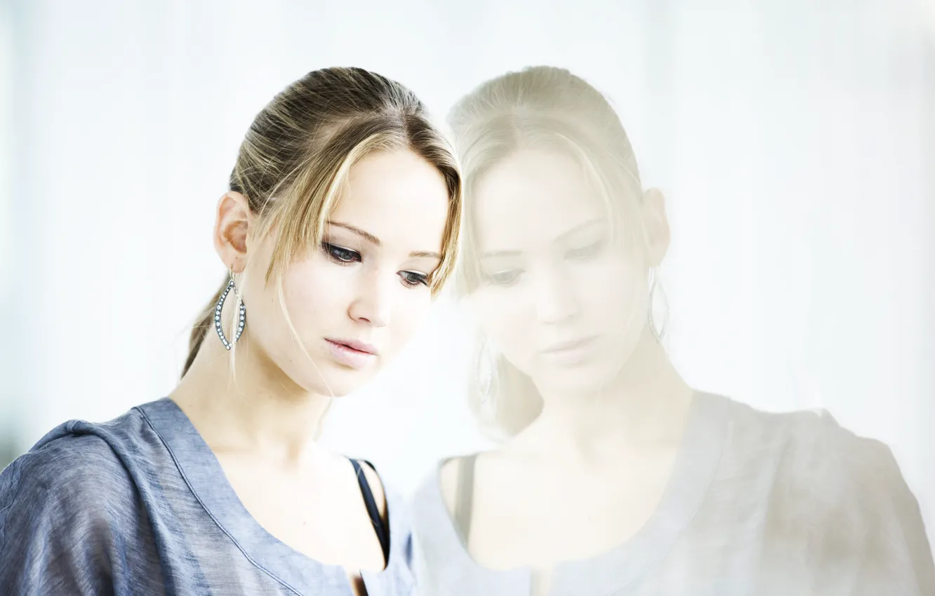 Фото обои грусть, взгляд, девушка, отражение, актриса, блондинка, Jennifer Lawrence, голодные игры