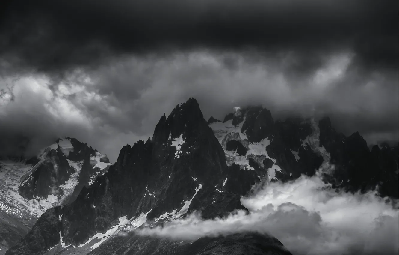 Фото обои снег, горы, тучи, природа, скалы, Франция, черно-белое, монохром