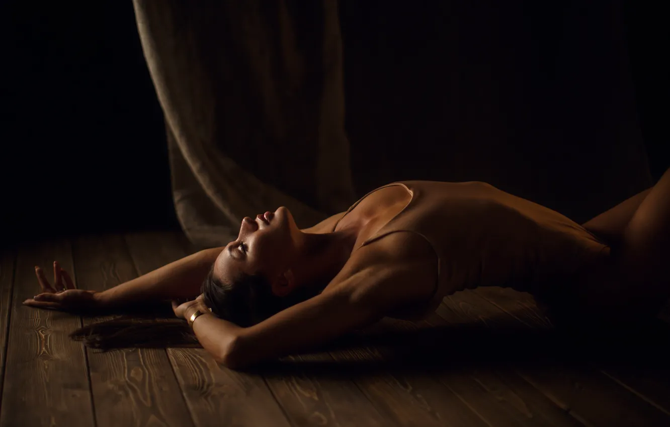 Фото обои поза, руки, на полу, Сергей Сорокин, закрытые глаза, доски, боди, девушка