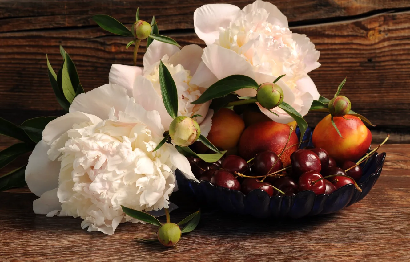 Фото обои цветы, ягоды, доски, миска, фрукты, черешня, пионы, нектарины