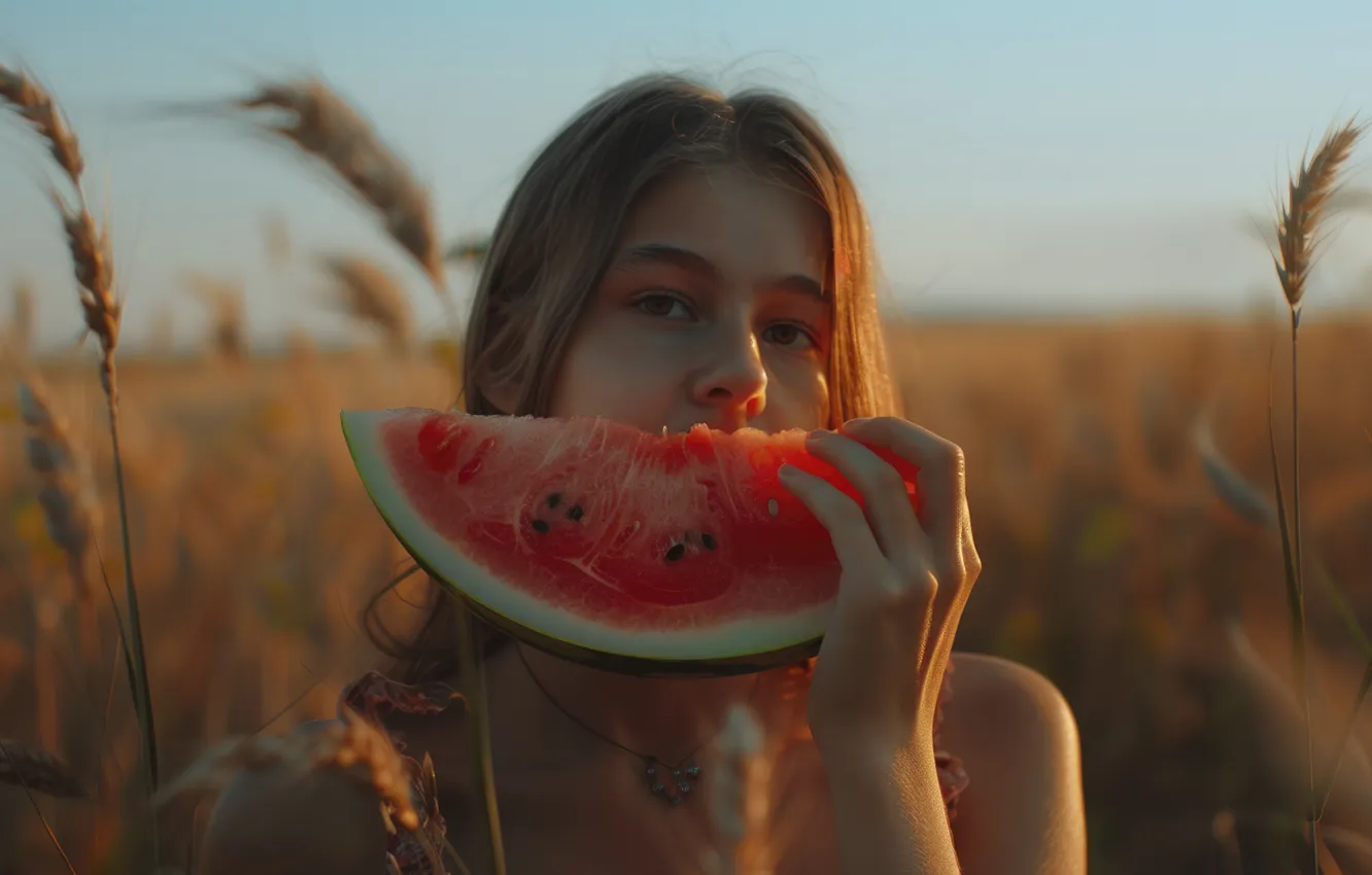 Фото обои поле, лето, небо, взгляд, девушка, свет, природа, рука