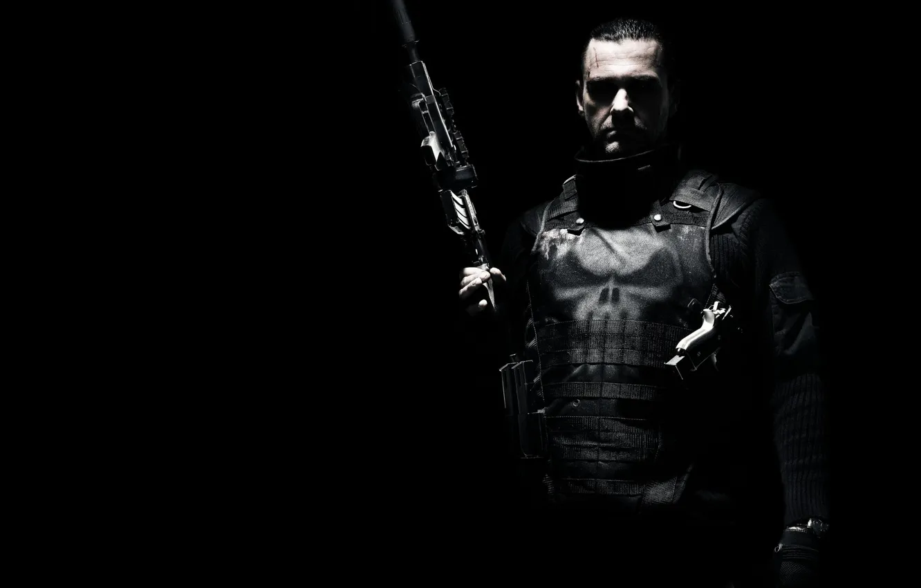 Фото обои пистолет, оружие, черный фон, броник, Рэй Стивенсон, Ray Stevenson, Punisher: War Zone, Каратель: Территория войны