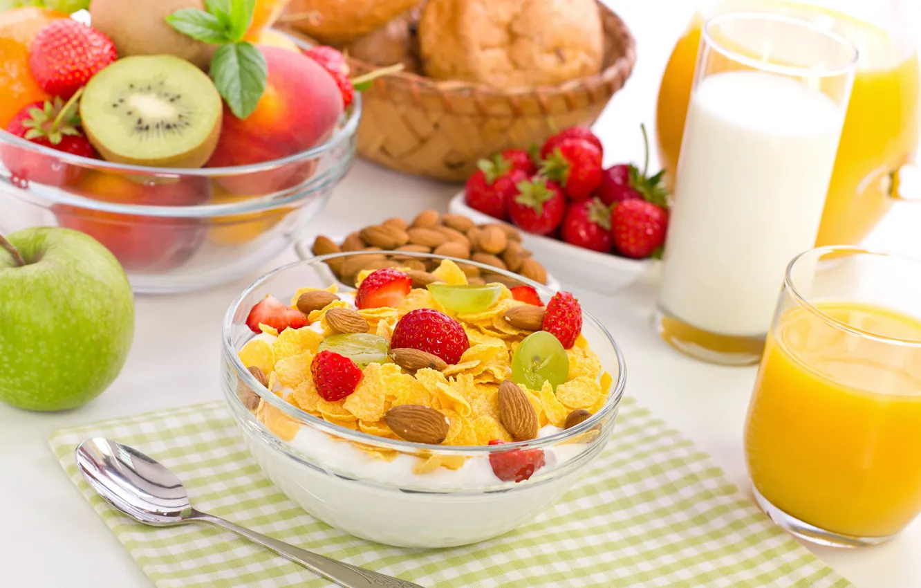 Фото обои ягоды, завтрак, киви, молоко, клубника, сок, виноград, орехи