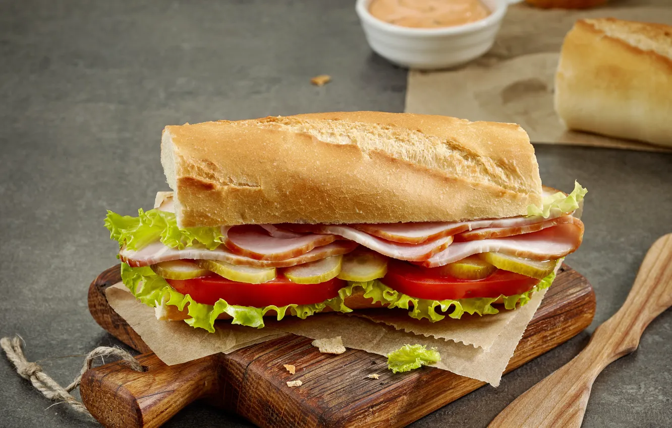 Фото обои хлеб, бутерброд, помидоры, соус, огурцы, бекон, разделочная доска