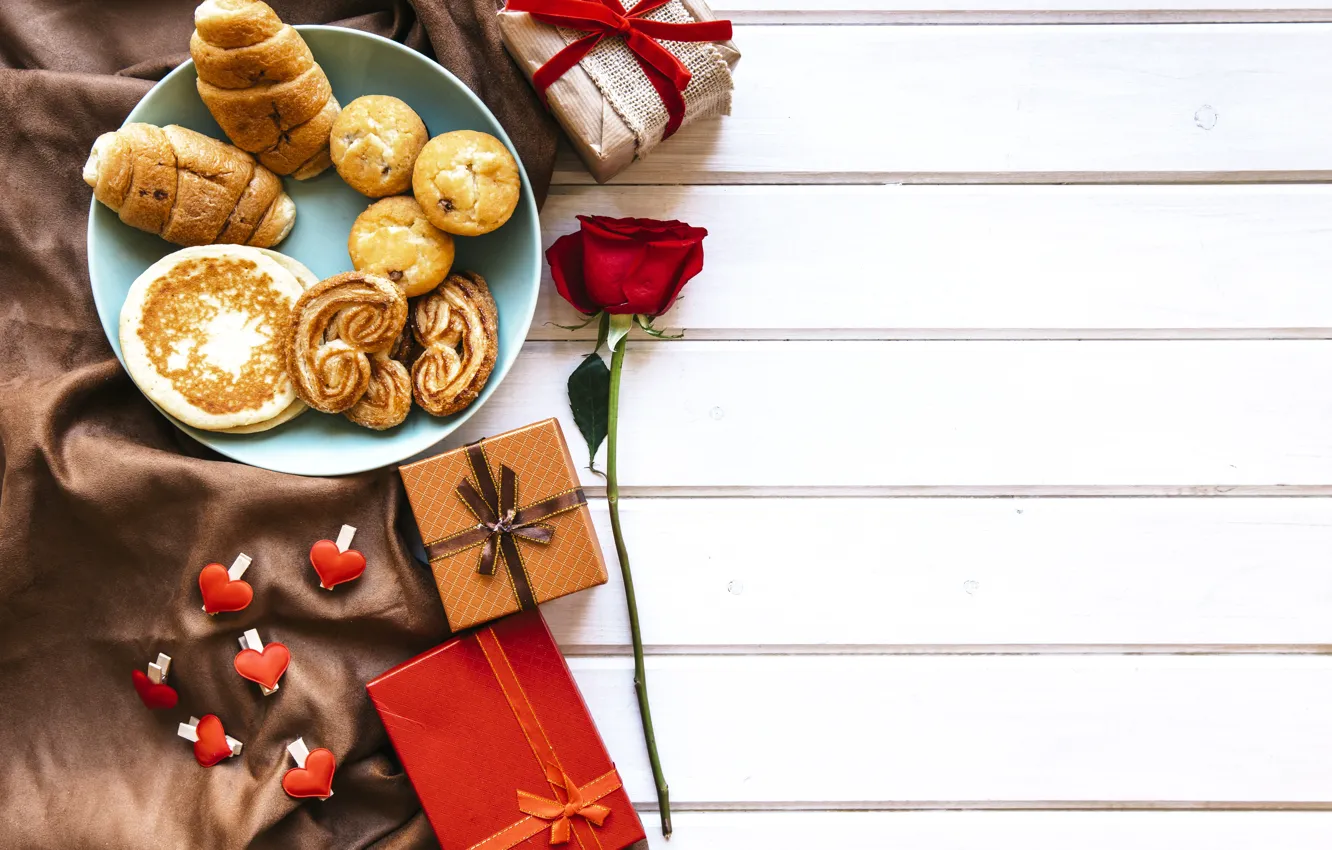Фото обои праздник, роза, завтрак, подарки, сердечки, love, wood, выпечка