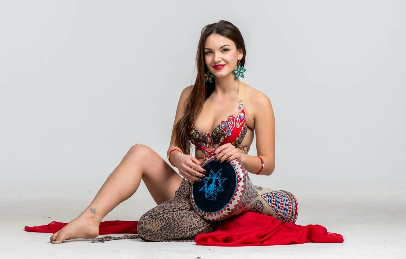 Фото обои украшения, улыбка, серый фон, bra, бюстгальтер, длинные волосы, long hair, smile