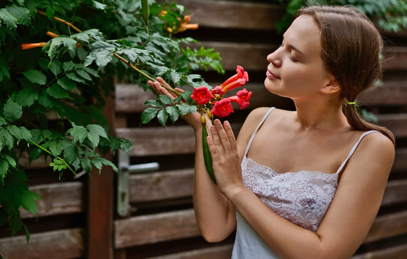 Фото обои cleavage, flower, nature, woman, wood, young, brown, ponytail