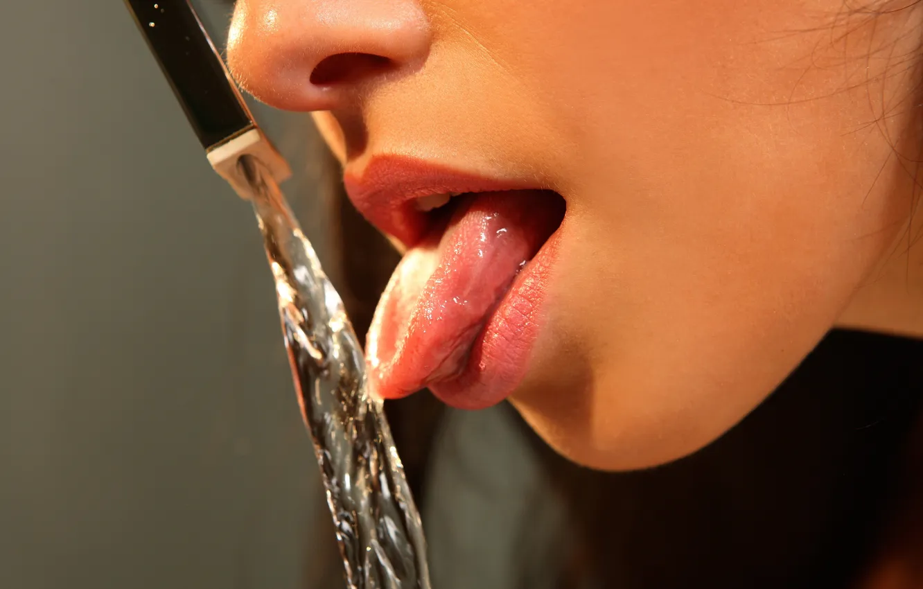 Фото обои язык, вода, девушка, кран, губы, пьет