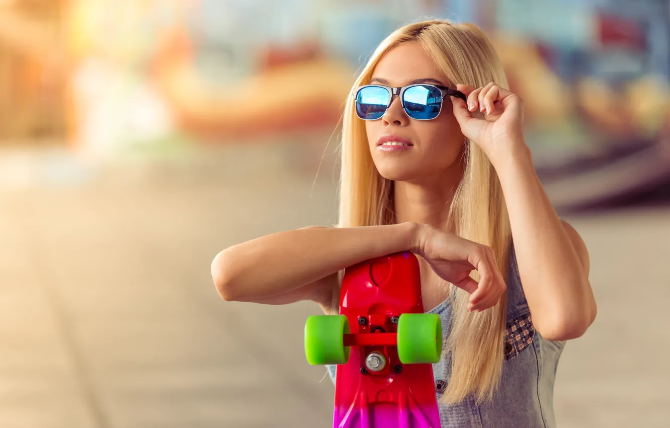 Фото обои солнце, фон, очки, прическа, блондинка, скейт, боке, скейтборд
