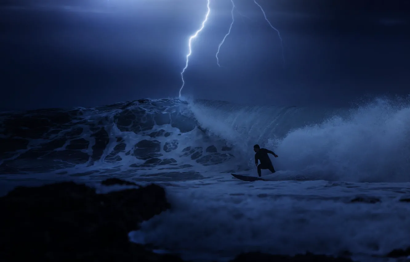 Фото обои гроза, ночь, океан, молния, серфинг, парень