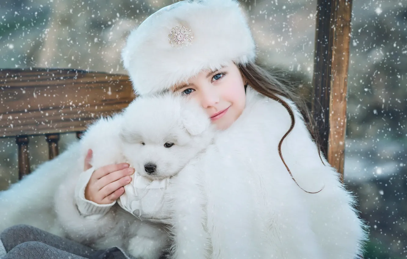 Фото обои зима, взгляд, снег, улыбка, шапка, портрет, собака, малыш