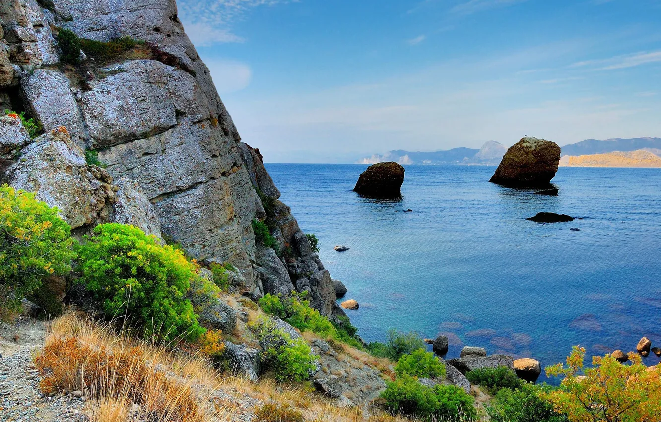 Фото обои море, горы, скала, камни, берег, Черное, кусты, Крым