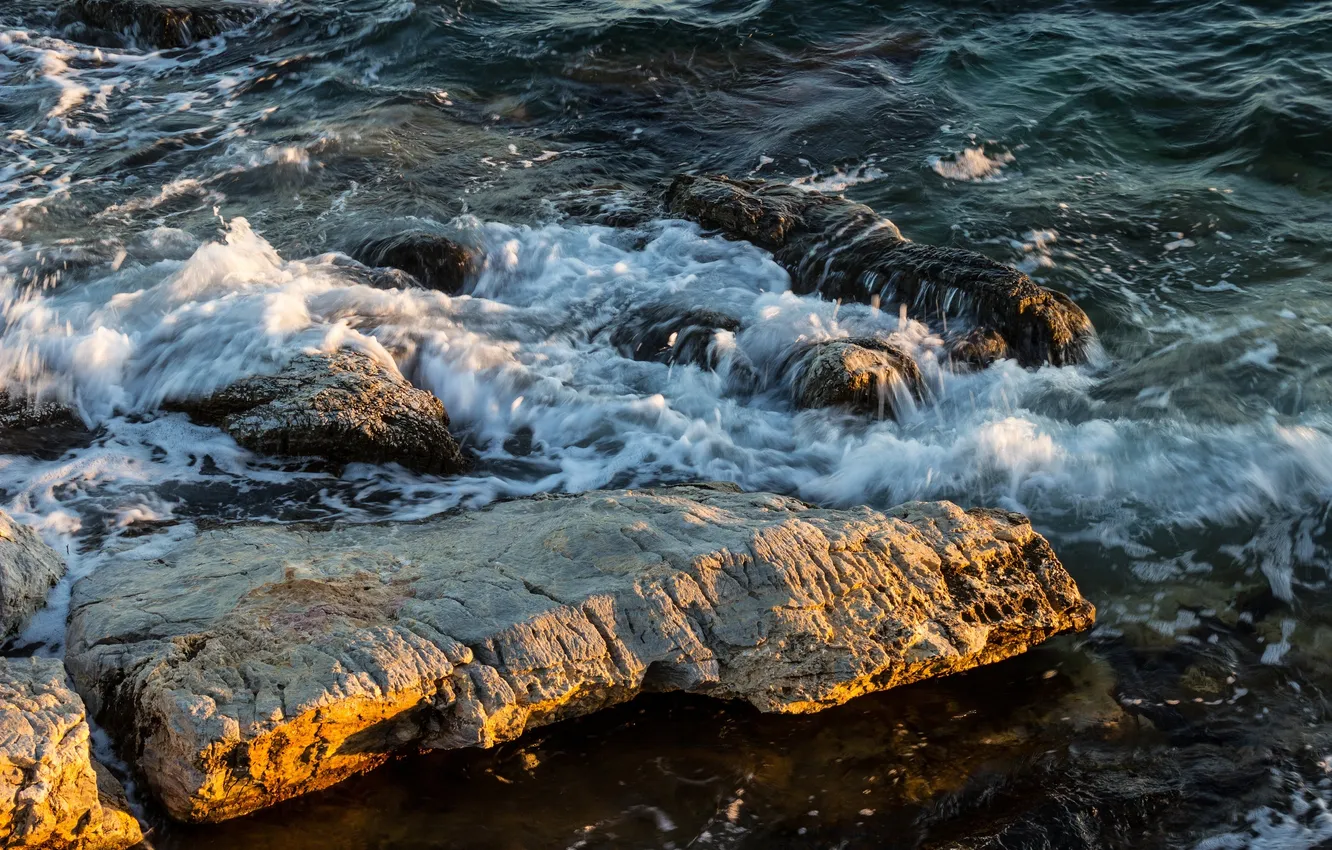 Фото обои пена, вода, брызги, камни, берег, волна, прибой