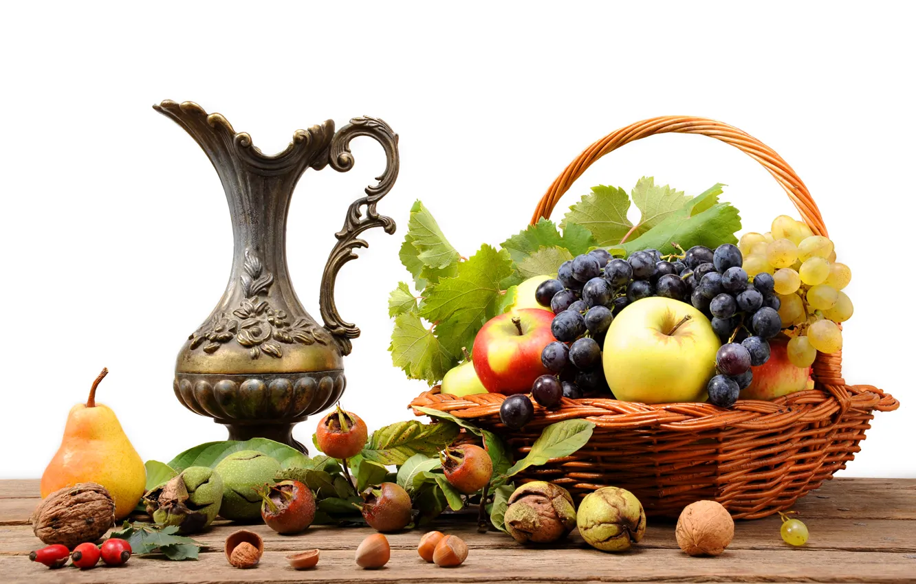 Фото обои стол, корзина, яблоки, шиповник, виноград, груша, кувшин, фрукты
