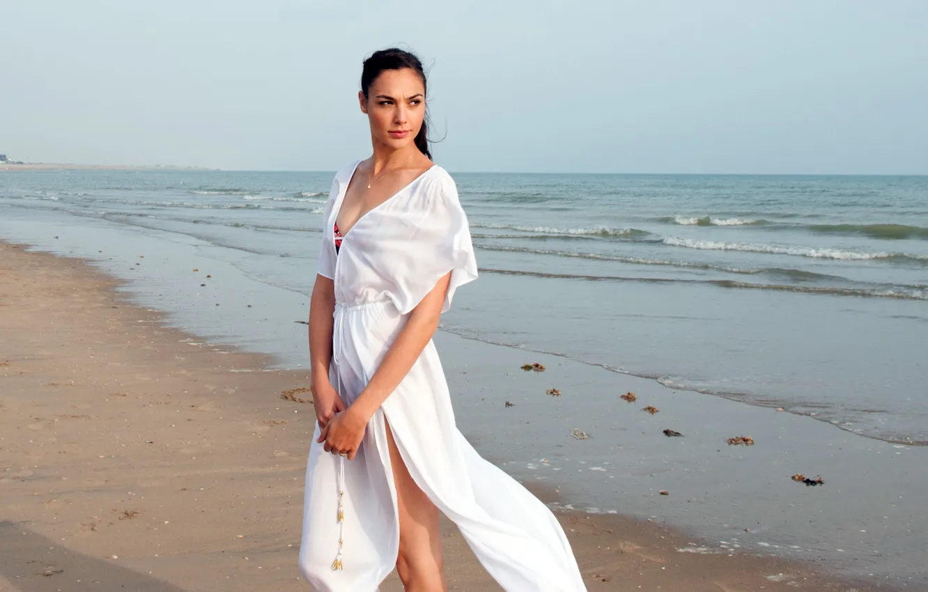 Фото обои песок, море, пляж, девушка, платье, брюнетка, горизонт, в белом