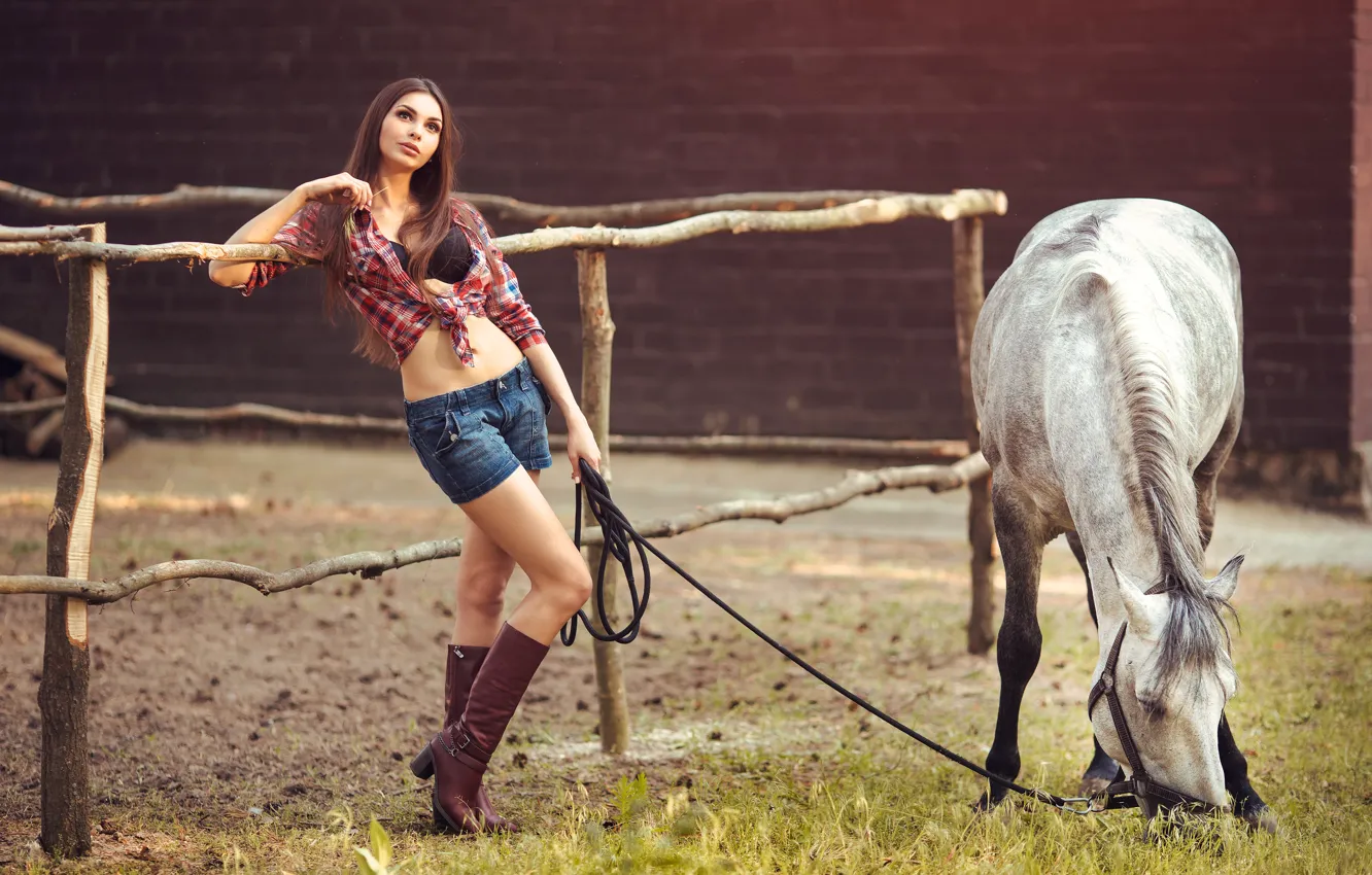 Фото обои трава, девушка, поза, лошадь, шорты, сапоги, фигура, белая