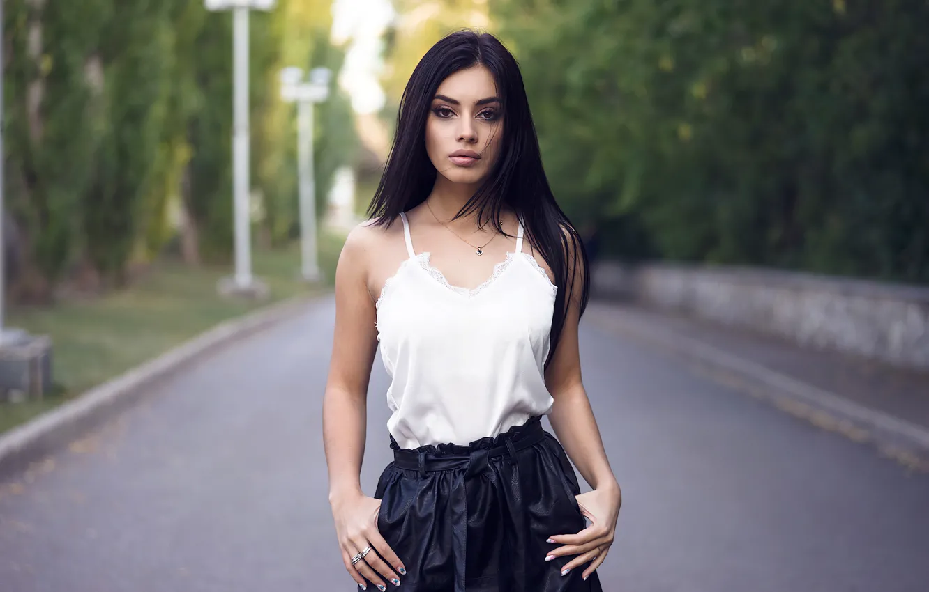 Фото обои взгляд, девушка, природа, лицо, поза, модель, макияж, брюнетка