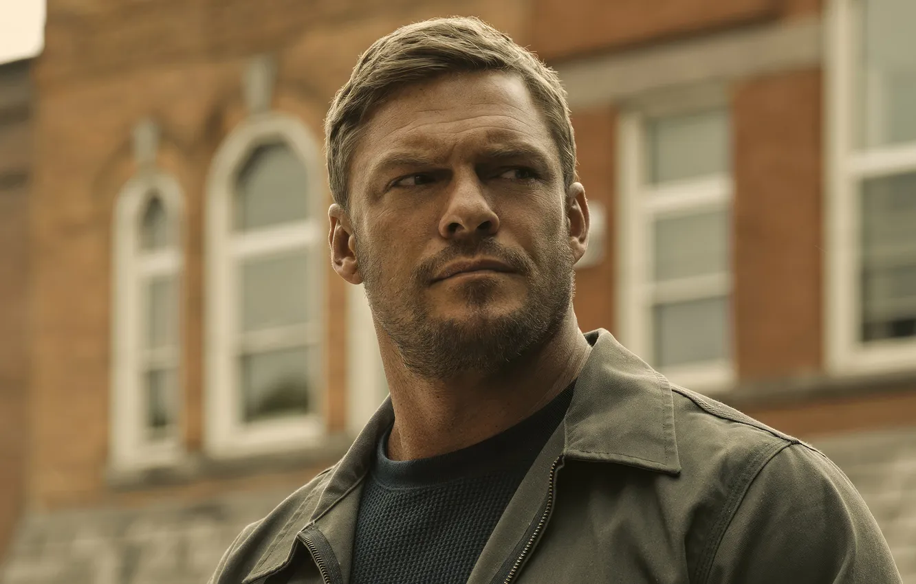 Фото обои взгляд, поза, куртка, сериал, 3 сезон, Jack Reacher, Alan Ritchson, Джек Ричер