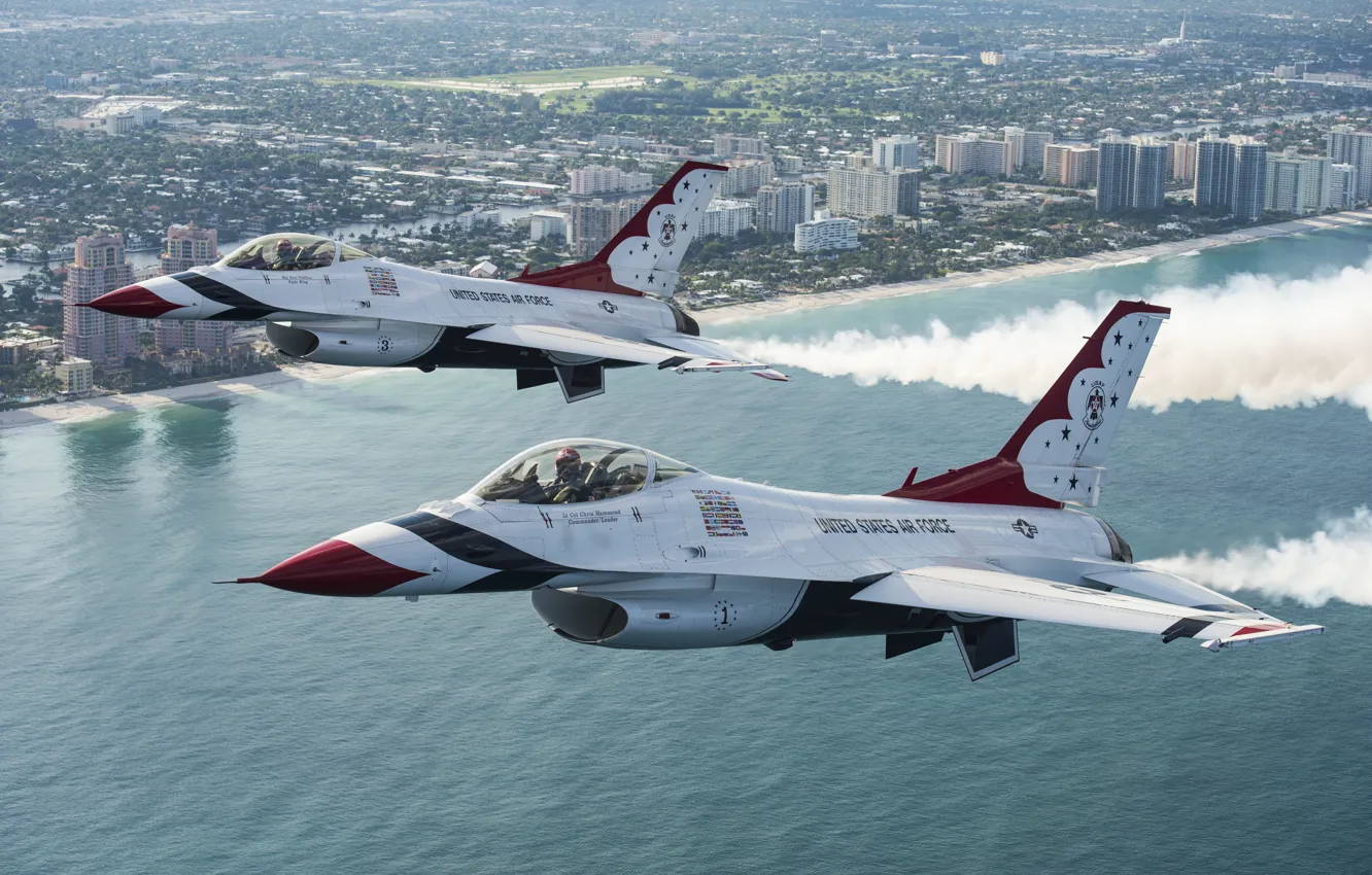 Фото обои полет, город, истребители, F-16, Thunderbird