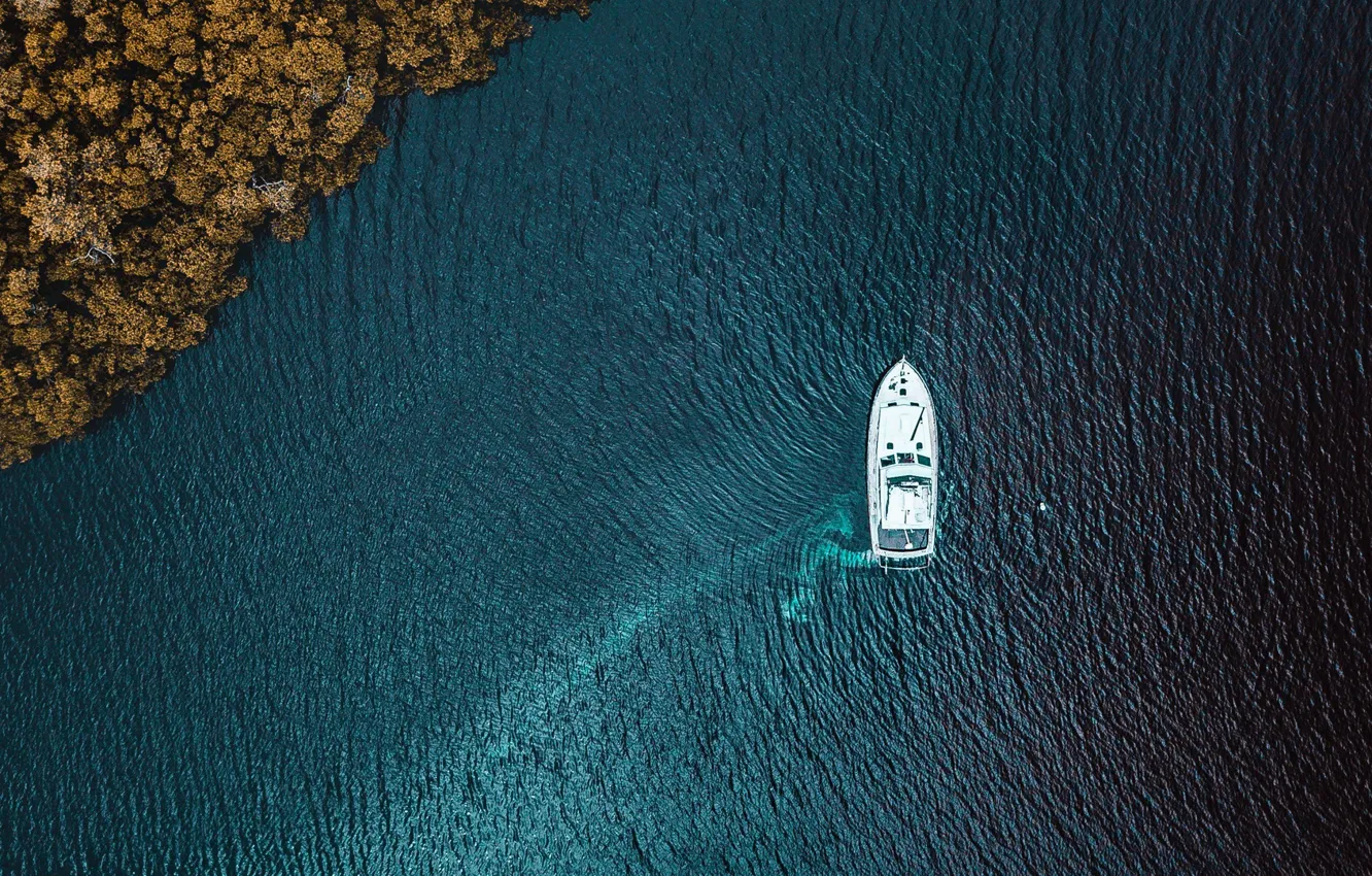 лодка в море вид сверху